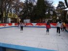 Безплатната ледена пързалка във Варна отвори врати